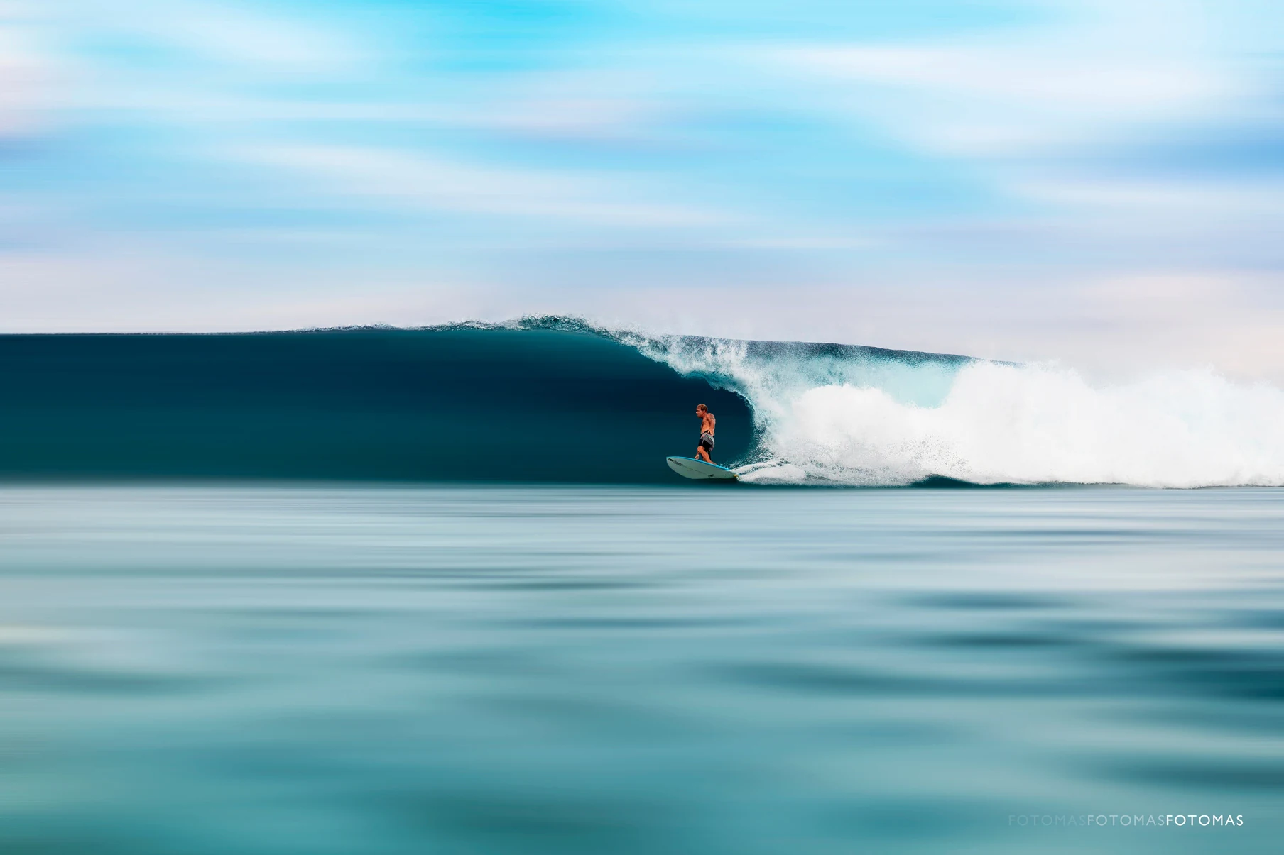 Derek Thomas surfing, from his official 2026 media kit; photograph marked FOTOMAS